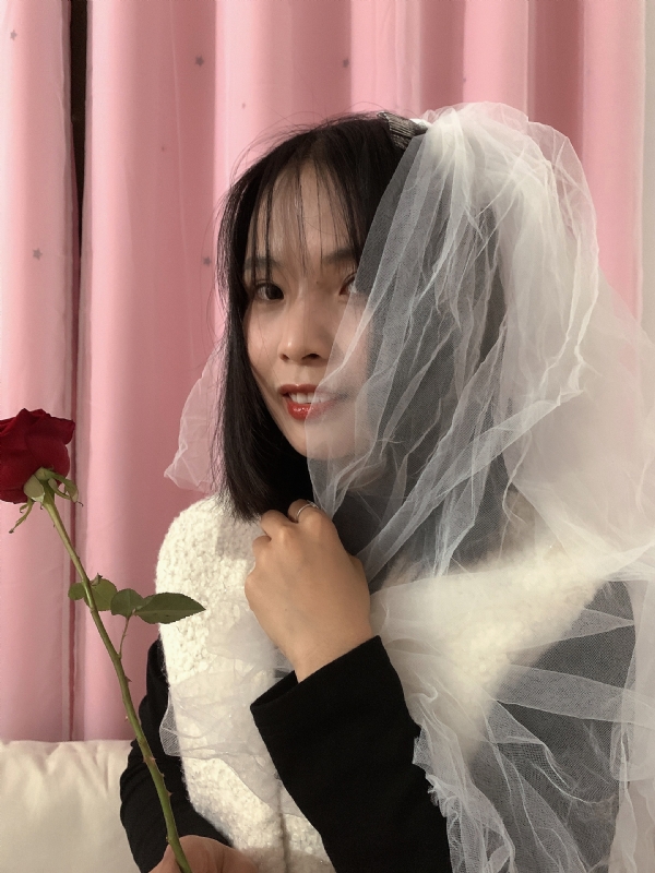 持紫菜包饭的女孩的第一张照片--诏安交友网